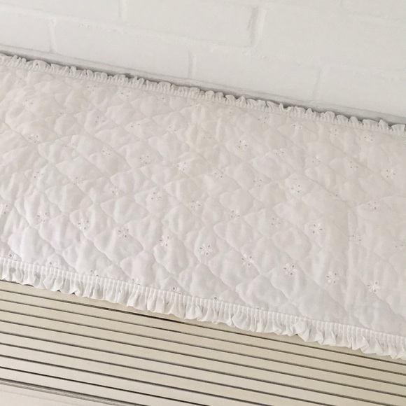 Vintage Diamond Stitch Eyelet Rocking Horse Christmas Table Runner - Picture 8 of 9